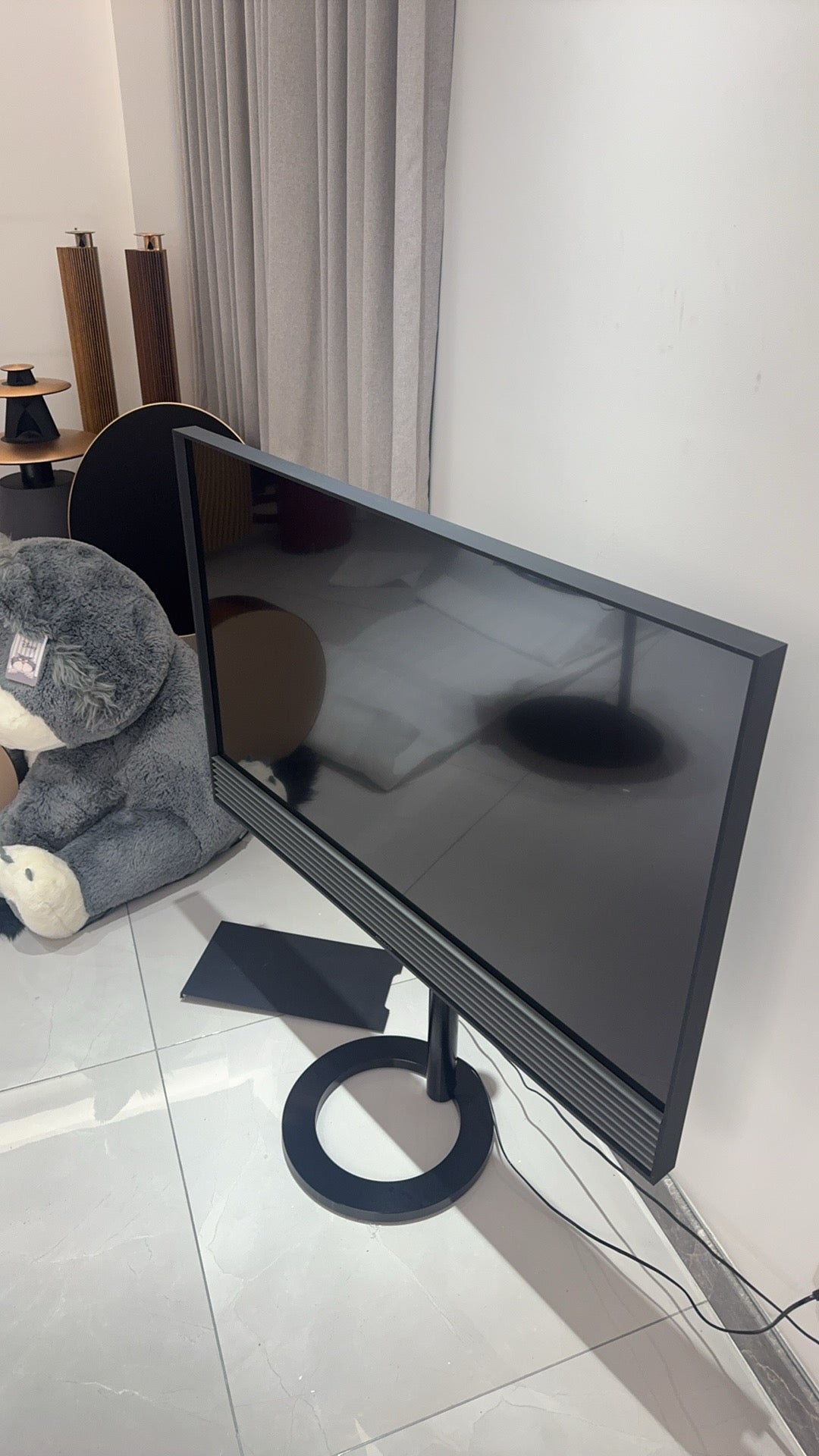 Beovision Horizon 48 with motorized rotating floor stand