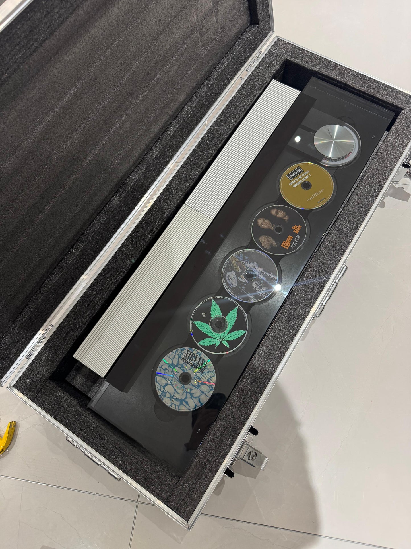 Beosystem 9000C Floor Stand conversion kit includes