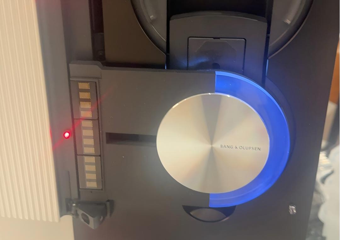 Beosystem 9000C Floor Stand conversion kit includes